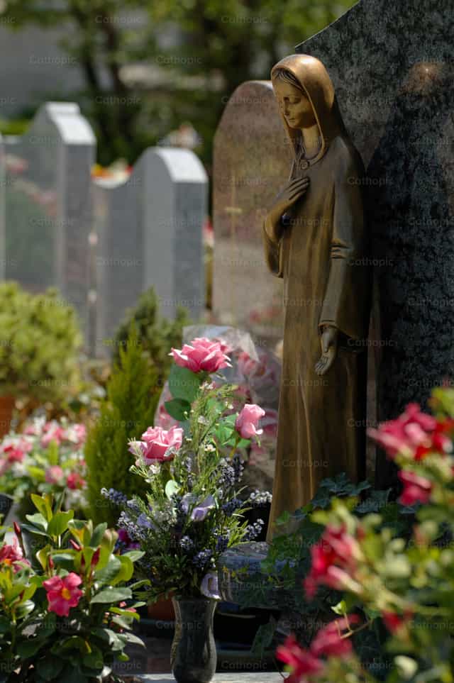 Bronzene Statue der Jungfrau Maria auf dem Friedhof - Katholische Stockfotos - Foto von Joan Sutter