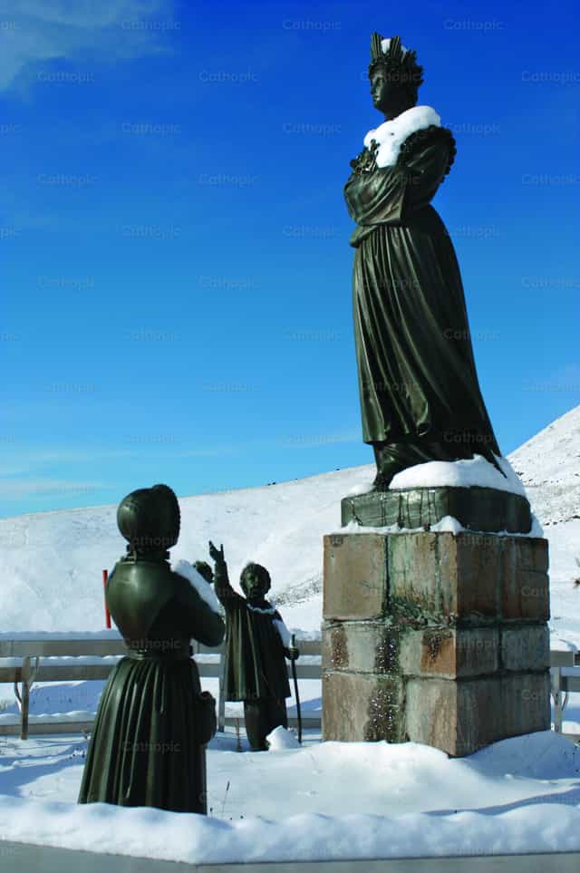 Monumento de La Salette en invierno - Banco de imágenes católicas - Fotografía por Joan Sutter