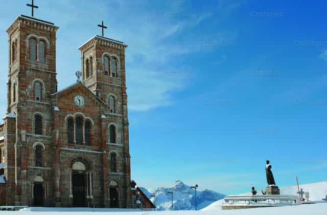 Basílica de La Salette y estatua de la aparición cubierta de nieve - Banco de imágenes católicas - Fotografía por Joan Sutter