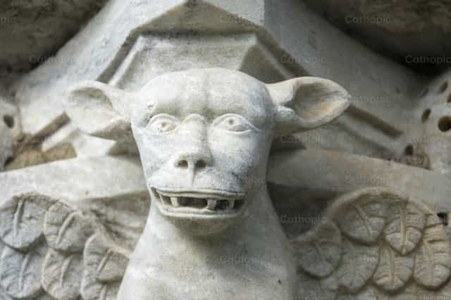 Escultura de gárgola de piedra: simbolismo medieval - Banco de imágenes católicas - Fotografía por Joan Sutter