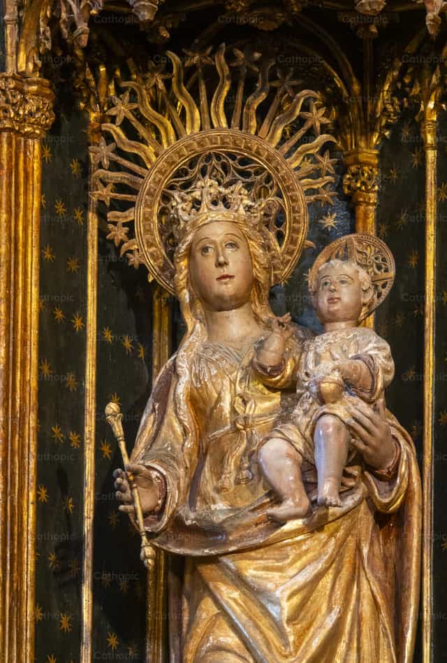 María sosteniendo al niño Jesús Cristo - Banco de imágenes católicas - Fotografía por Joan Sutter
