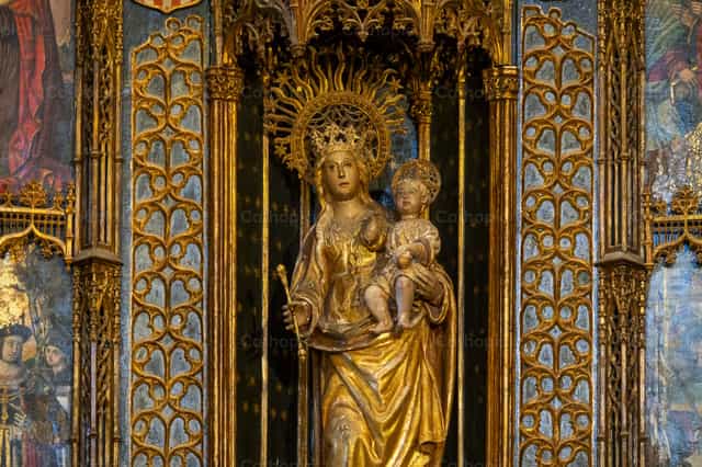María sosteniendo al niño Jesús Cristo - Banco de imágenes católicas - Fotografía por Joan Sutter
