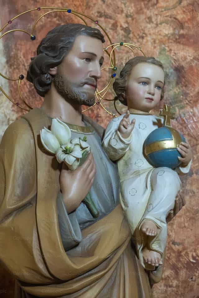 San José sosteniendo al niño Jesús - Banco de imágenes católicas - Fotografía por Joan Sutter
