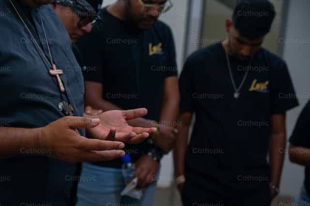 Con mis manos, oro por Jesús mi Señor - Banco de imágenes católicas - Fotografía por Miguel White