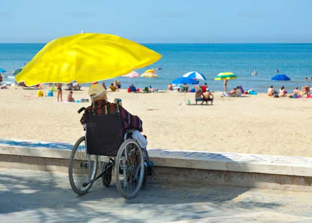 Las personas con discapacidad en silla de ruedas no pueden acceder a la playa. - Banco de imágenes católicas - Fotografía por Antonio Gravante