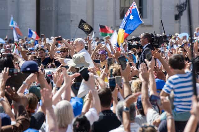 El papa León XIV saluda a la multitud desde el papamóvil. - Banco de imágenes católicas - Fotografía por Metod Perme
