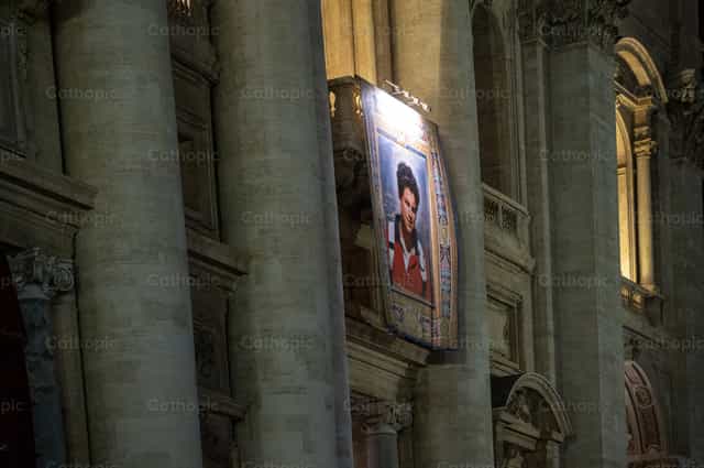 Carlo Acutis expuesto en la Basílica de San Pedro - Banco de imágenes católicas - Fotografía por Metod Perme