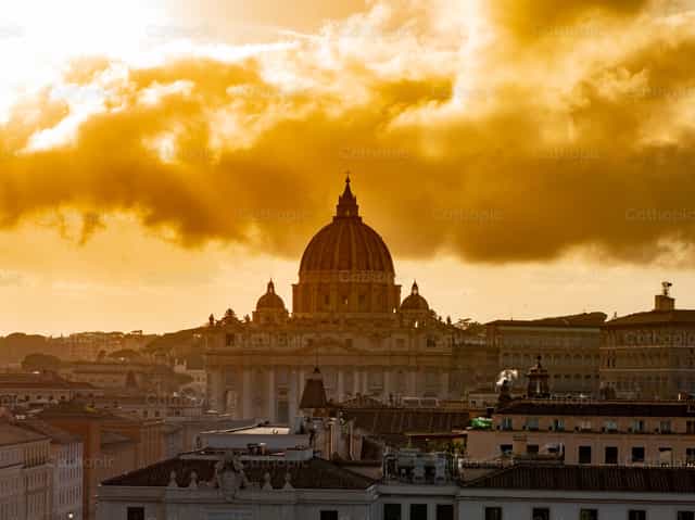 Praça de São Pedro com colunas de mármore e estátuas - Imagens católicas de stock
