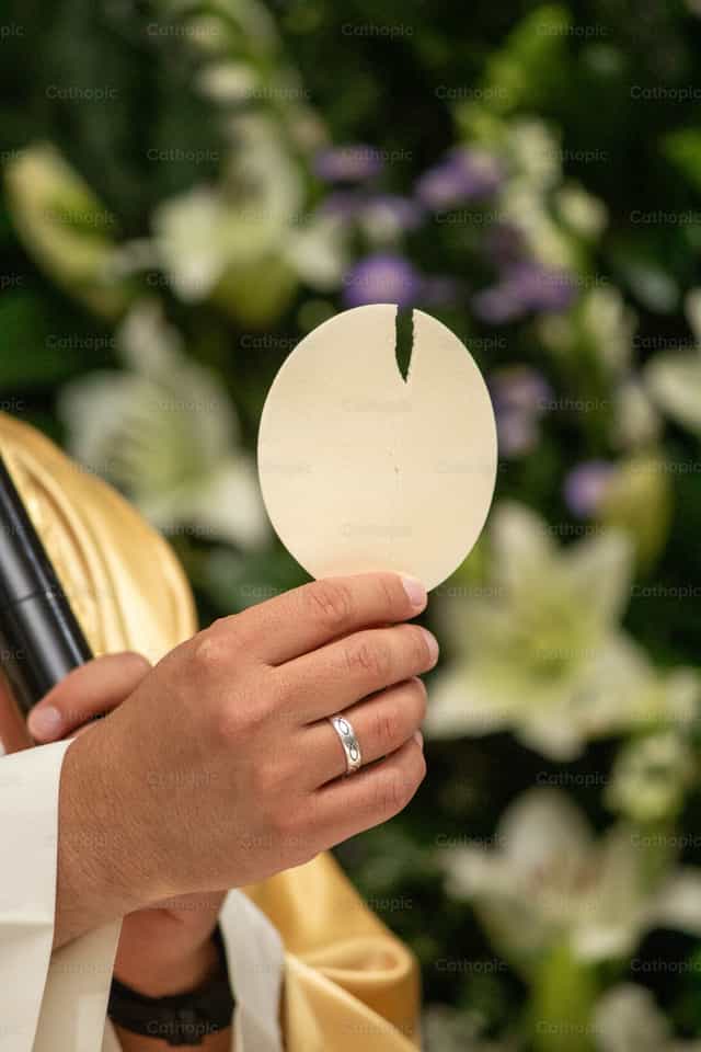 Jesús en manos del sacerdote - Banco de imágenes católicas