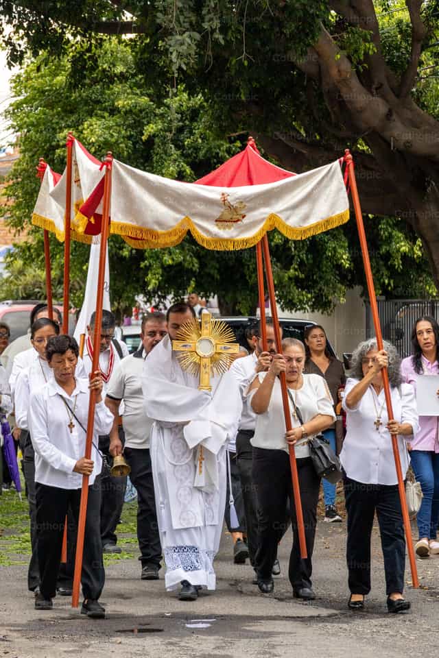 Eucharistic Procession - Banco de imágenes católicas