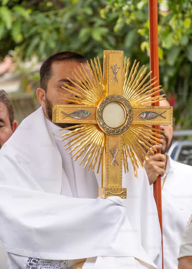 Sacerdote con el Amor - Banco de imágenes católicas