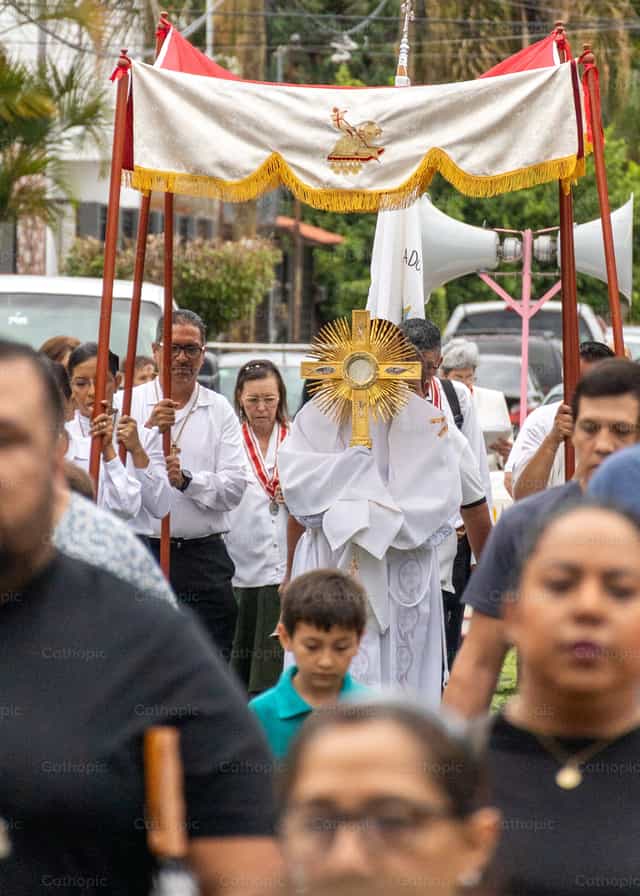 Santísimo Sacramento por las calles - Banco de imágenes católicas