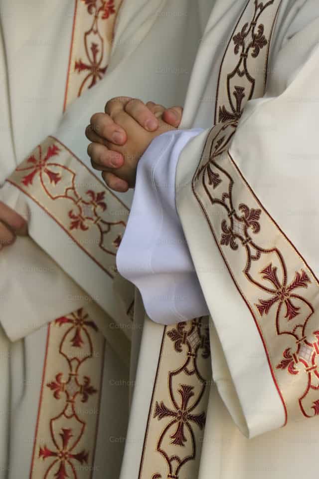 Manos Santas de Sacerdote - Banco de imágenes católicas - Fotografía por Rodrigo De Miguel