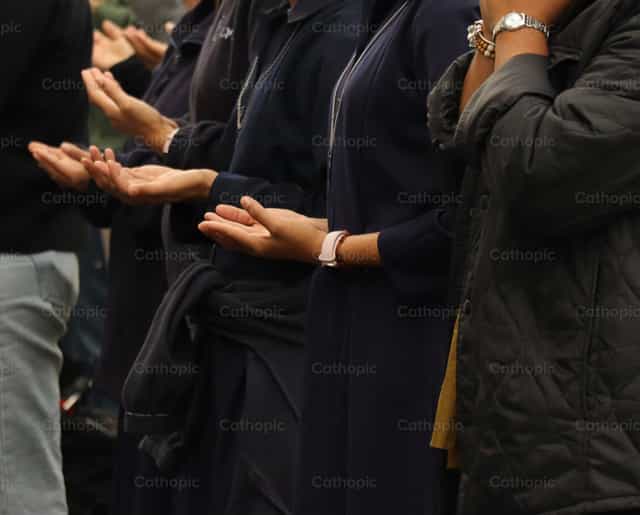 Hermanas recibiendo al Espiritu Santo - Banco de imágenes católicas - Fotografía por Rodrigo De Miguel