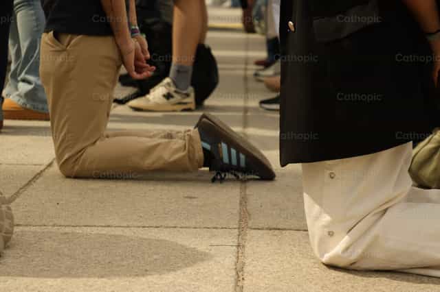 Arrodillados - Banco de imágenes católicas - Fotografía por Rodrigo De Miguel