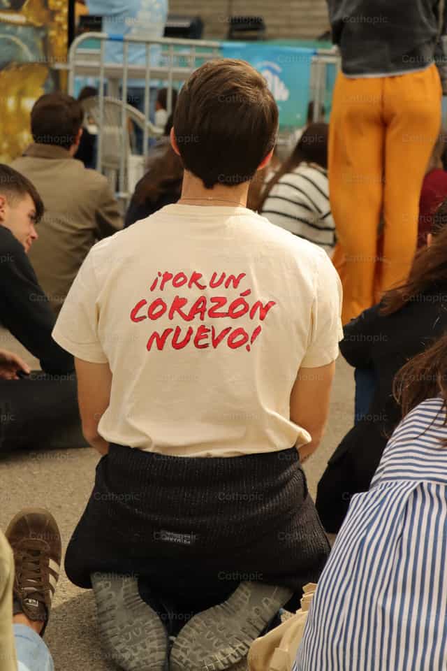 Arrodillado por un corazón nuevo - Banco de imágenes católicas - Fotografía por Rodrigo De Miguel