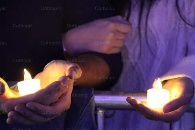 Oración con velas - Catholic stock images - Photo by Rodrigo De Miguel