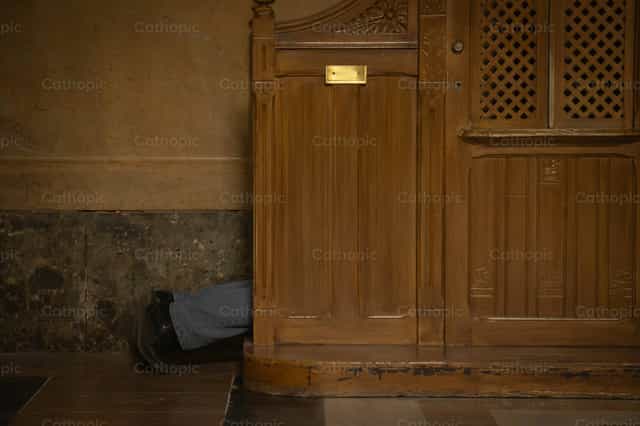 Confesión anónima - Banco de imágenes católicas - Fotografía por Rodrigo De Miguel