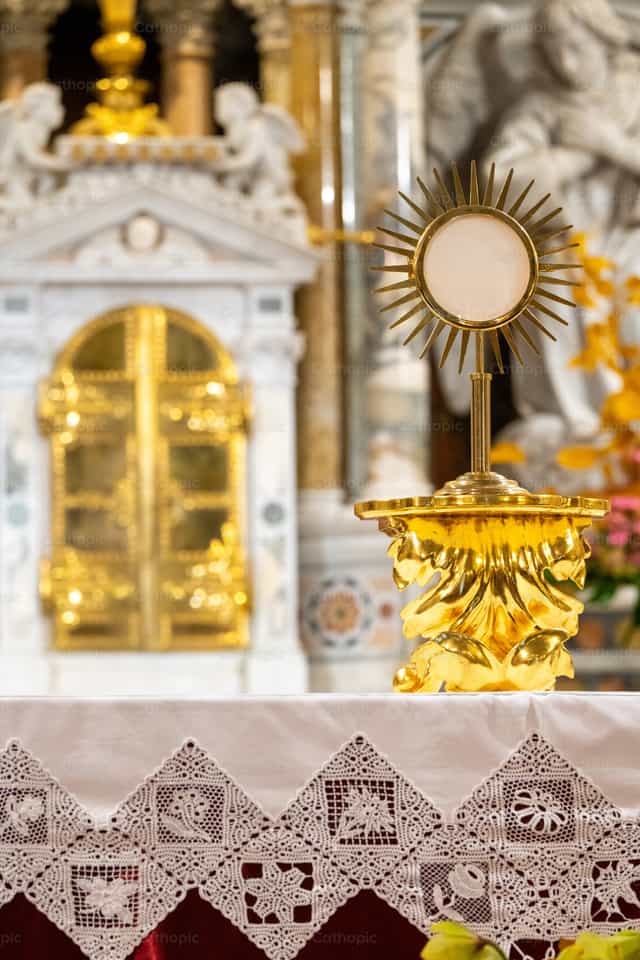 Jesús en el Santísimo Sacramento - Banco de imágenes católicas - Fotografía por Metod Perme