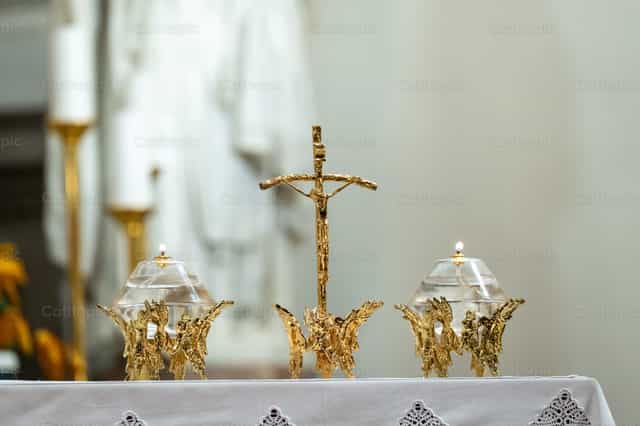 Croce sull’altare - Immagini stock cattoliche - Foto di Metod Perme
