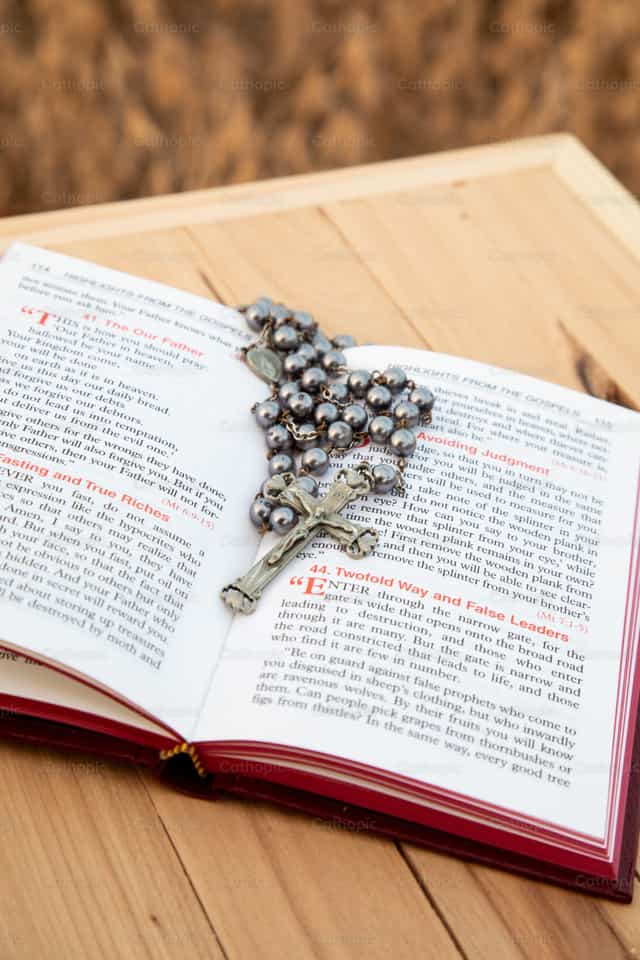Rosario bíblico y confirmación - Banco de imágenes católicas - Fotografía por Vannett Studios