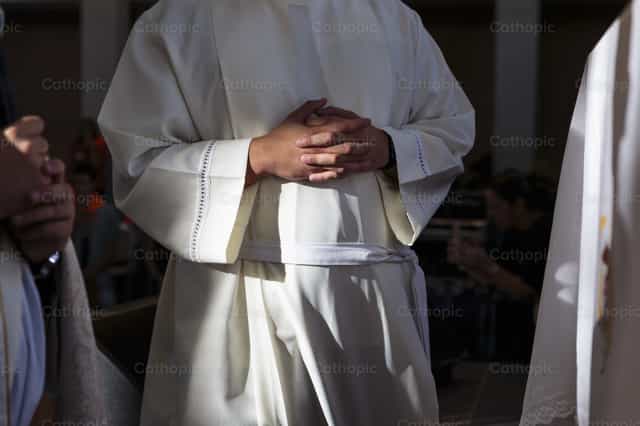Manos de seminarista - Catholic stock images