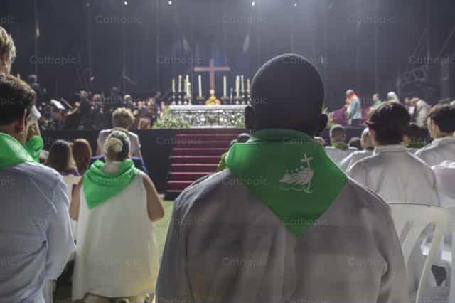 Adoración: Sacerdote y Sacramento - Banco de imágenes católicas - Fotografía por Diócesis de Córdoba
