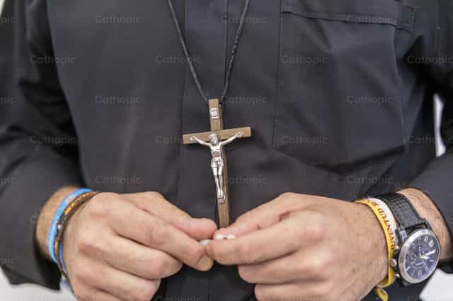 Mãos do sacerdote, rezando o Rosário - Imagens católicas de stock - Foto de Diócesis de Córdoba