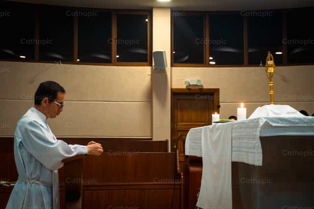 Adoración Eucaristica - Banco de imágenes católicas - Fotografía por Javier Bastidas