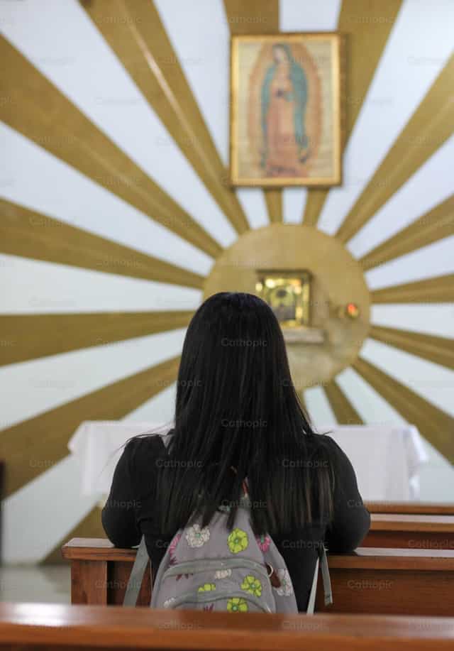 Jovem mulher em oração - Imagens católicas de stock - Foto de Andrés José Barbera Zambrano
