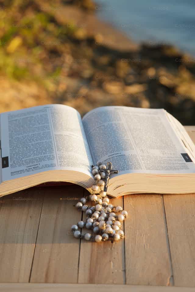 Chapelet, Bible au lac Waconia, Minnesota. - Images catholiques de stock