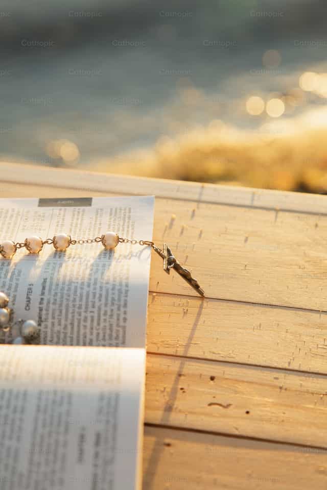 Rosario, Biblia en el lago Waconia, Minnesota - Banco de imágenes católicas