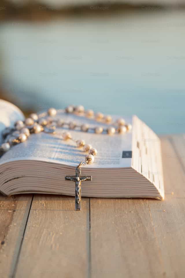 Rosaryo, Bibliya sa Lake Waconia, Minnesota. - Mga Catholic stock image