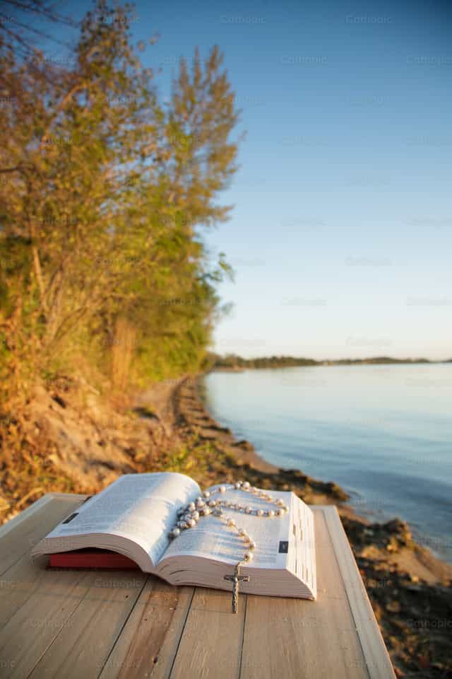 Rosario, Biblia en el lago Waconia, Minnesota. - Banco de imágenes católicas