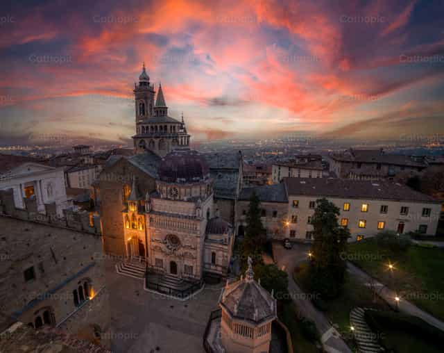 Basilica Santa Maria Maggiore illuminated - Catholic stock images - Photo by Pierluigi Palazzi