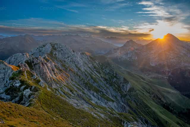 Alba in montagna - Immagini stock cattoliche