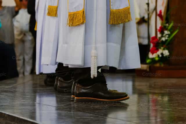 Elegáns diakónus a papszentelésére - Katolikus stockképek - Fotó: Miguel White