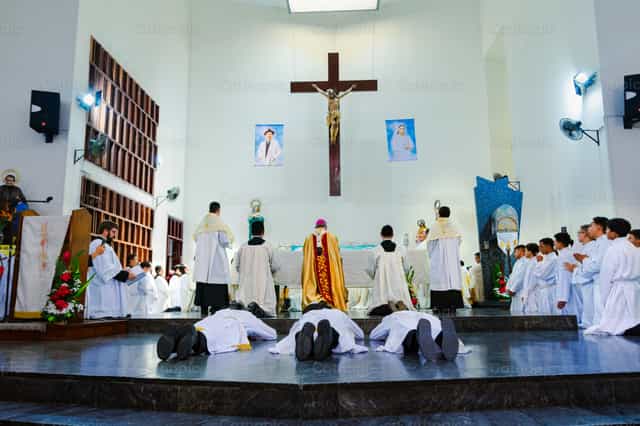 Prière à tous les Saints pour les ordonnés - Images catholiques de stock - Photo de Miguel White