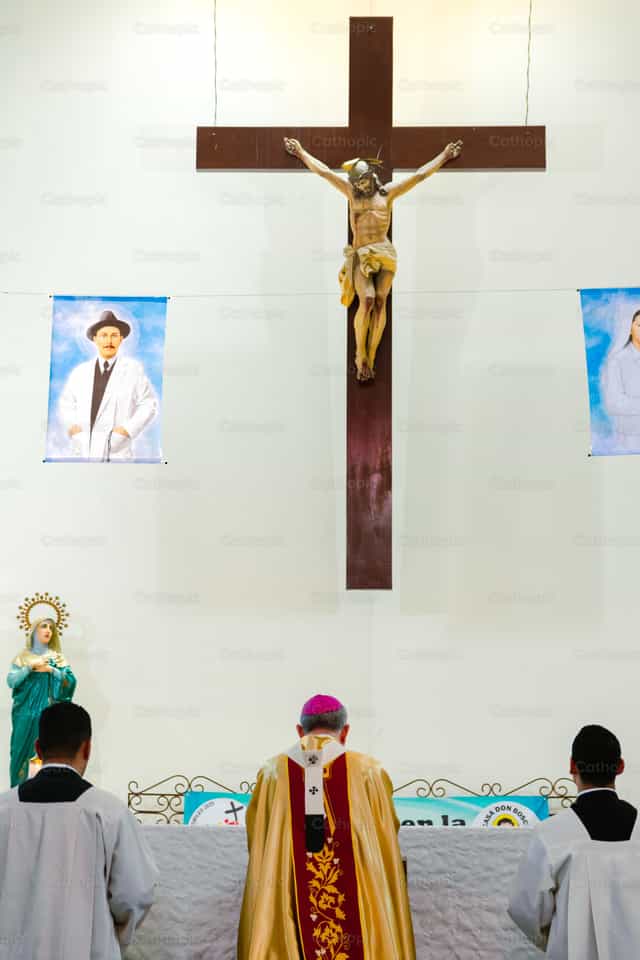 Archevêque demandant l’intercession des Saints - Images catholiques de stock - Photo de Miguel White