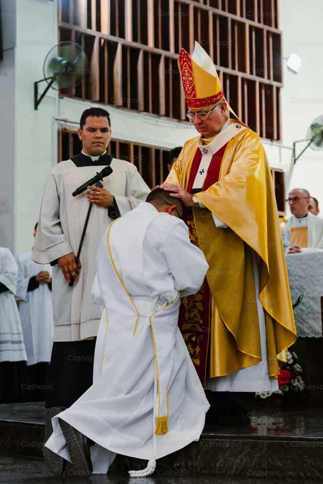 Arcebispo em oração pelo novo sacerdote - Imagens católicas de stock - Foto de Miguel White