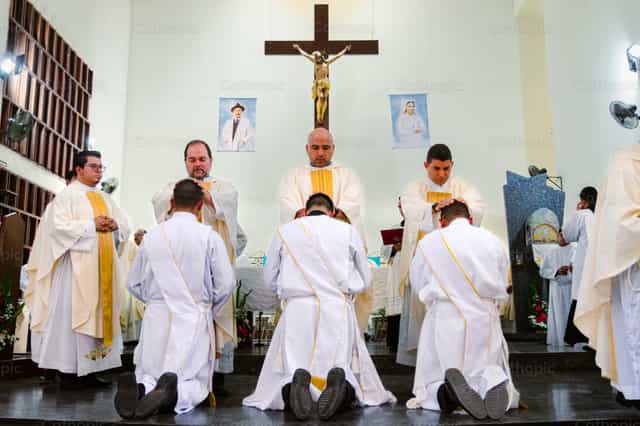 Sacerdotes rezando pelos diáconos ordenados - Imagens católicas de stock - Foto de Miguel White