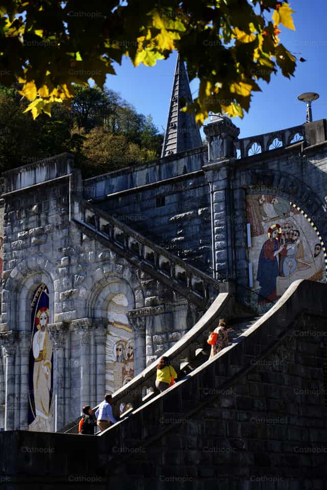 Santuario de Lourdes - Banco de imágenes católicas - Fotografía por Lupe Belmonte