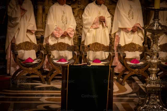 Cappuccio sopra i sedili - Immagini stock cattoliche - Foto di Rodrigo De Miguel