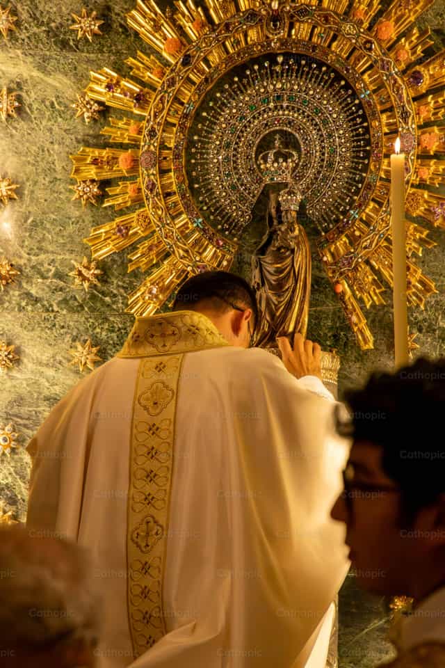 Sacerdotes celebrando la Santa Misa - Banco de imágenes católicas