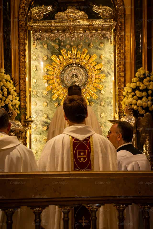 Sacerdotes agradeciendo a la Virgen del Pilar - Banco de imágenes católicas - Fotografía por Rodrigo De Miguel