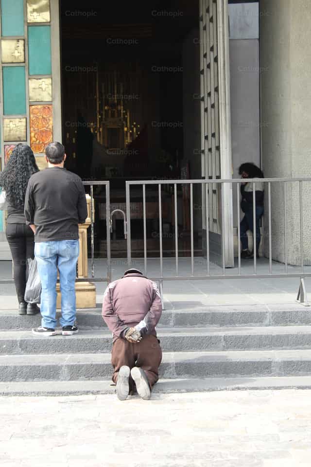 Rendido a sus pies - Banco de imágenes católicas - Fotografía por Bárbara Hernández