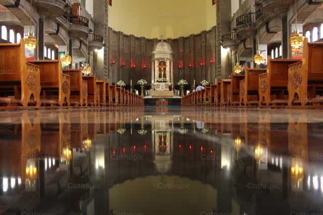 Interior de Parroquia - Banco de imágenes católicas