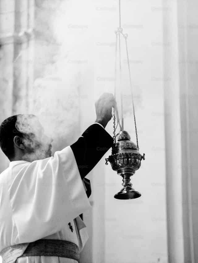 Acólito con incensario - Banco de imágenes católicas