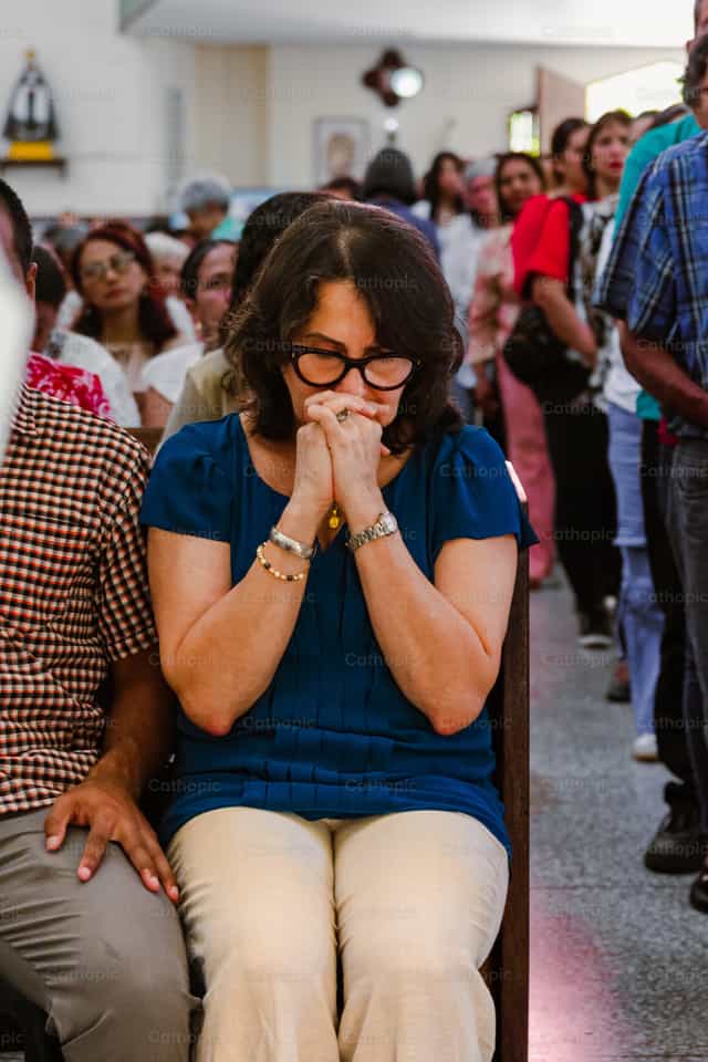 Lady with a spirit of contemplation praying - Catholic stock images - Photo by Miguel White