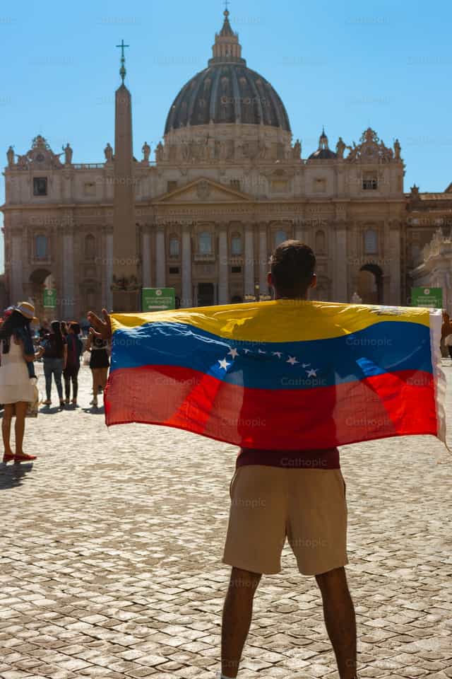 Joven Venezolano en la Plaza de San Pedro - Banco de imágenes católicas - Fotografía por Miguel White